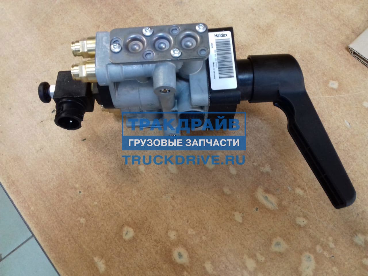 Кран управления уровня пола. Haldex 338058101 кран подъема платформы Colas Schmitz. 338051121 Haldex. Кран управления подвеской полуприцепа Haldex 338051121. 338051101 Haldex кран управления.