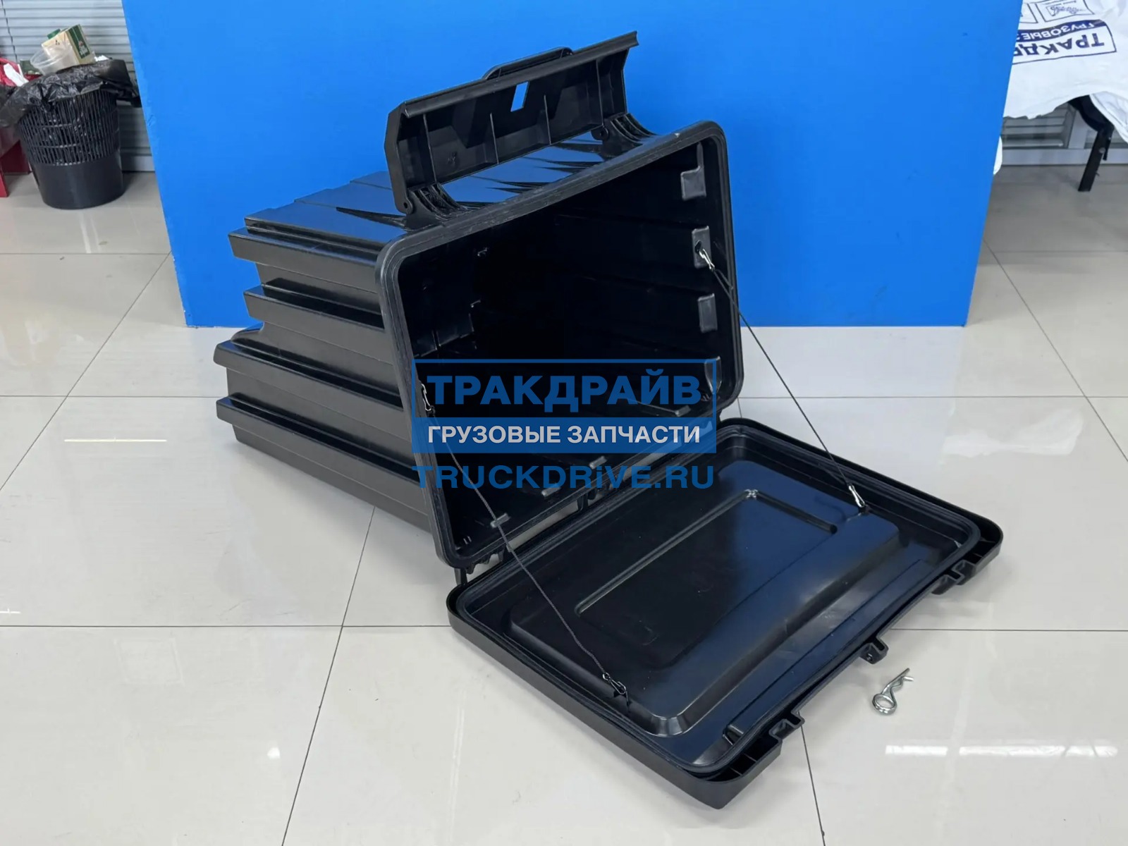 Фото AUGER 130575 ящик для инструментов Шмитц со ступенькой с логотипом 657х528х-664 (106965650)