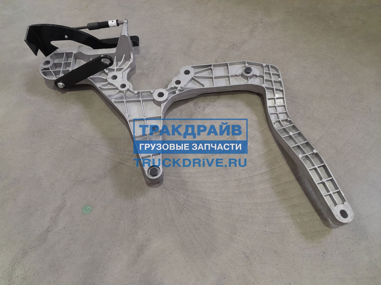 Фото AVLKRAFT 70102921 кронштейн бампера правый Sitrak C7H MAX 