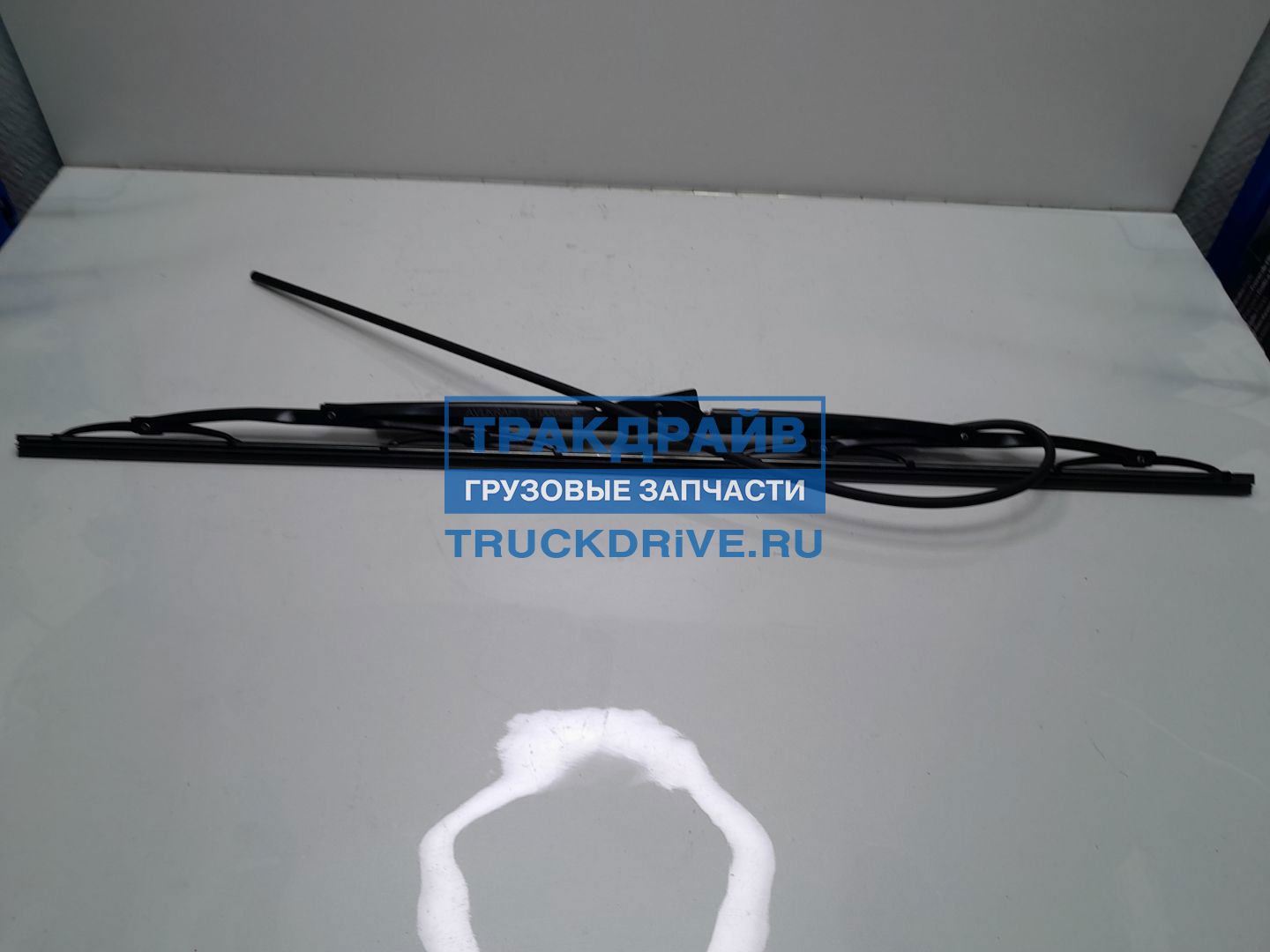 Фото AVLKRAFT 71000064 щетка стеклоочистителя 650мм SHACMAN X3000 X5000 с форсункой омывателя