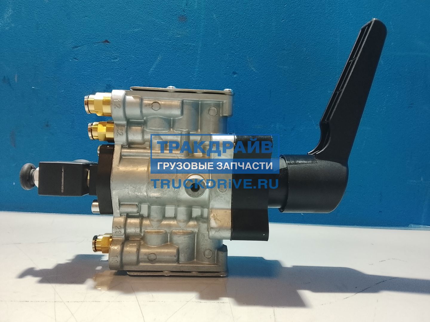 Фото BIPRO 05660649 кран подъема платформы COLAS с чёрной ручкой (байонетный разъем DIN 72585)