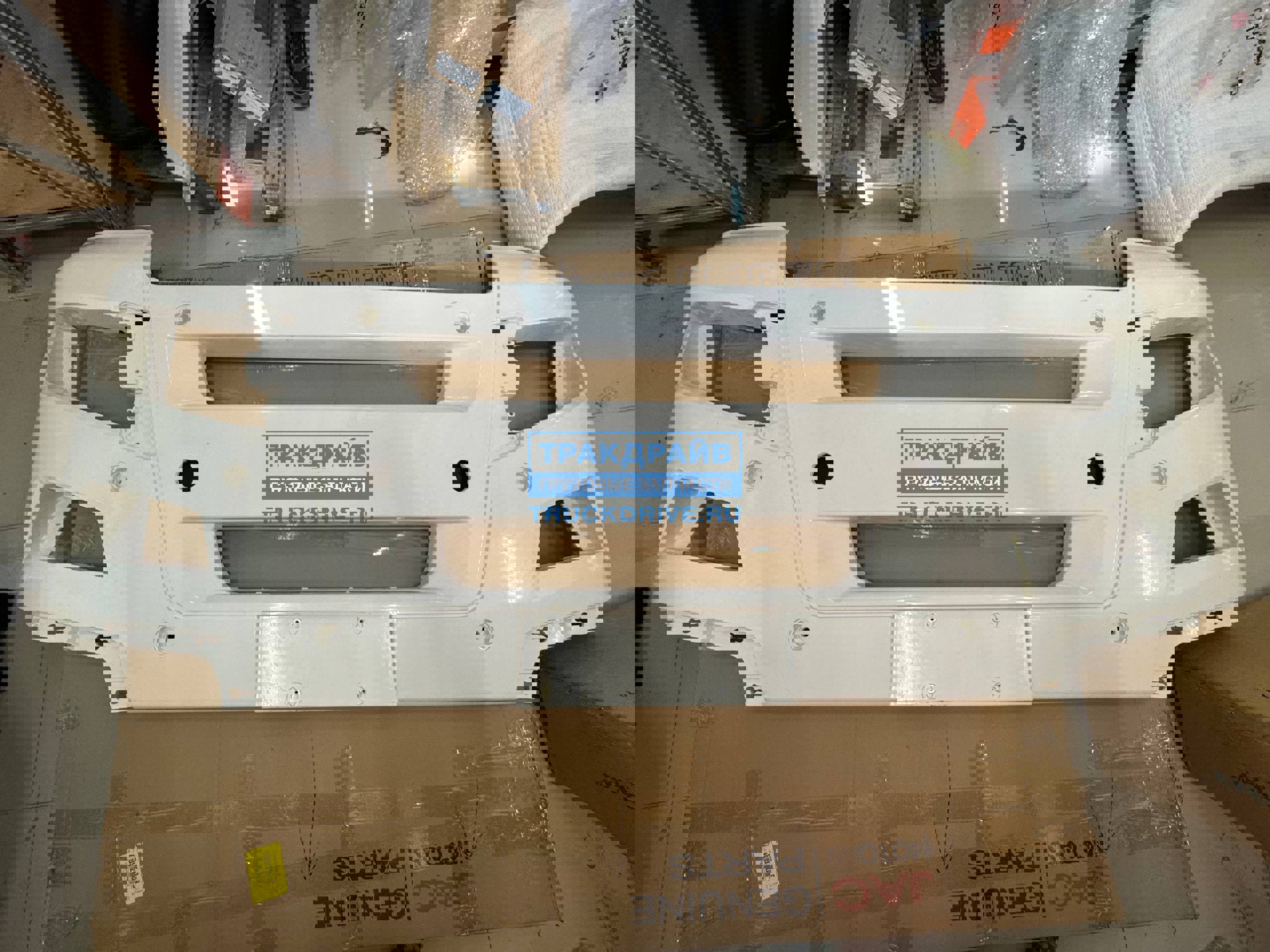 Фото CHINA 812W416100306УЦЕНКА бампер передний Sitrak C7H (уценка-трещины, царапины, потертости, ско