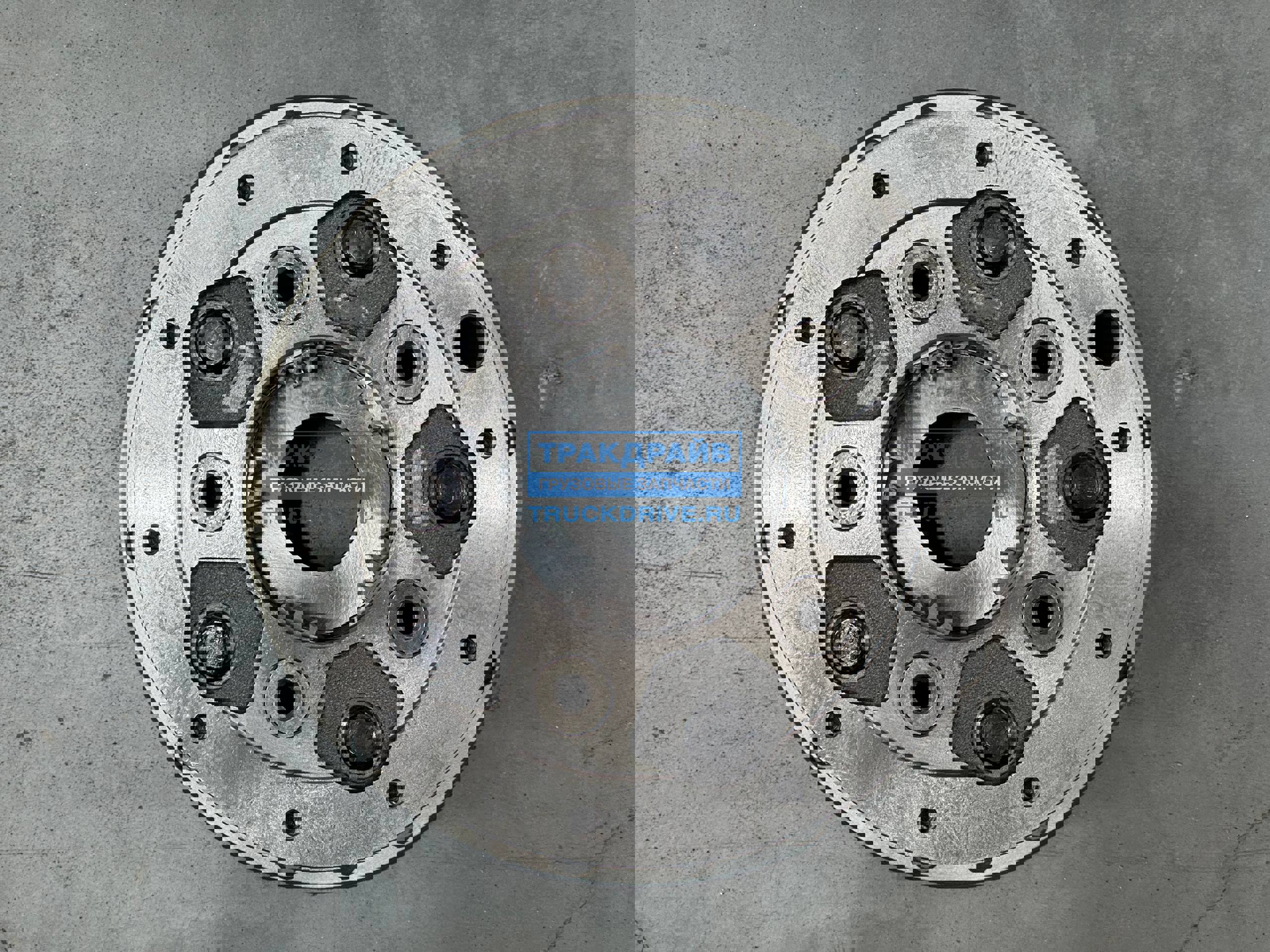 Нудист отбасының фотосуреттерін қараңыз Апай төсекке жатып, аяқтарын жайып,