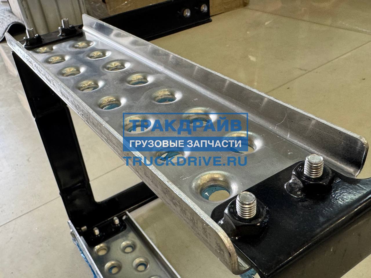 Ступенька на блок АКБ для Dongfeng GX DFH4180 2701710-H03A1