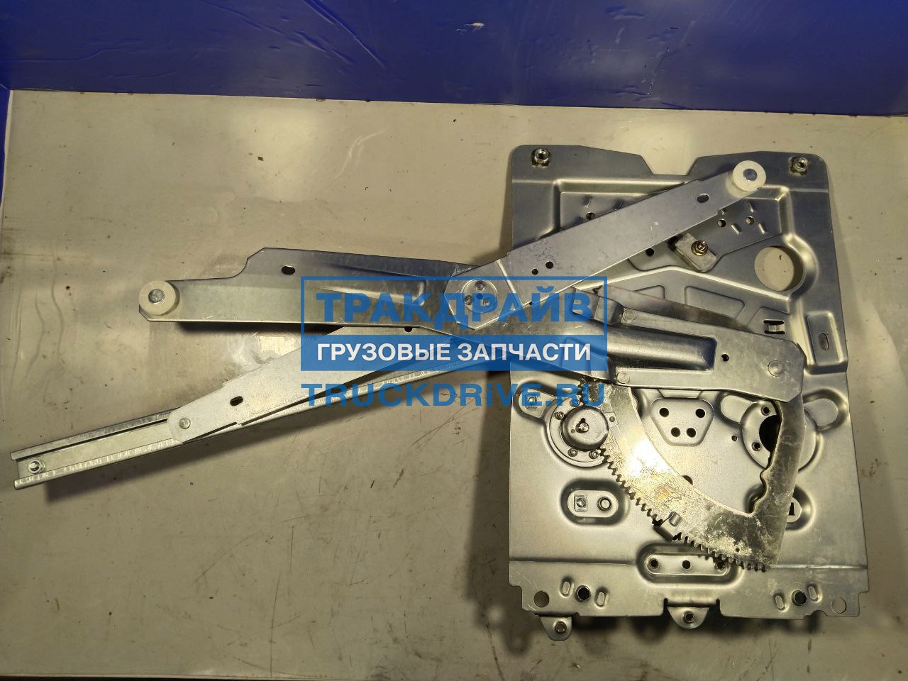 Фото DT SPARE PARTS 272205 стеклоподъемник Volvo FH12 левый электрический	
