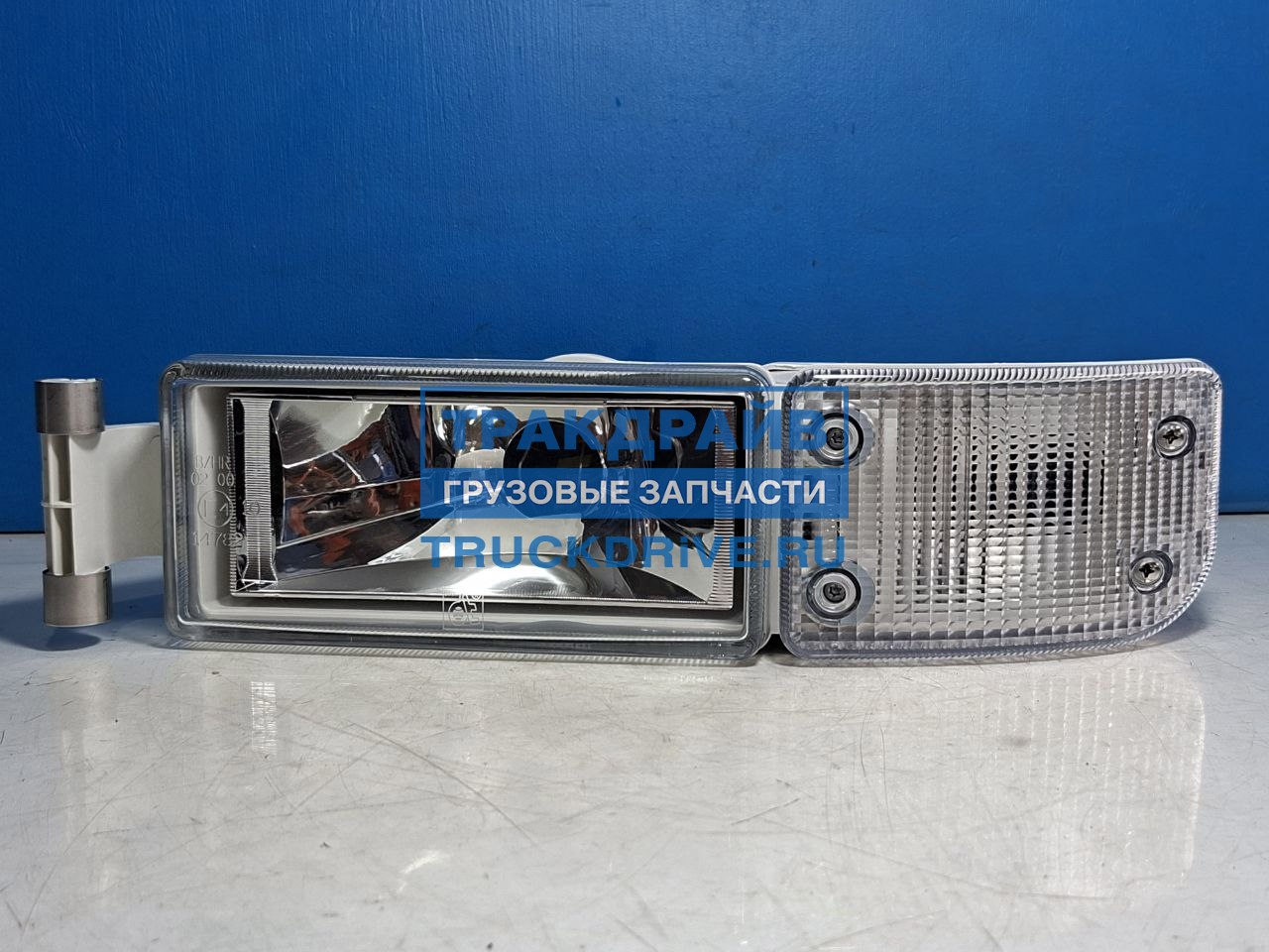 Фото DT SPARE PARTS 331057 пТФ с поворотником всборе для Man Tga Tgs Tgx 24В