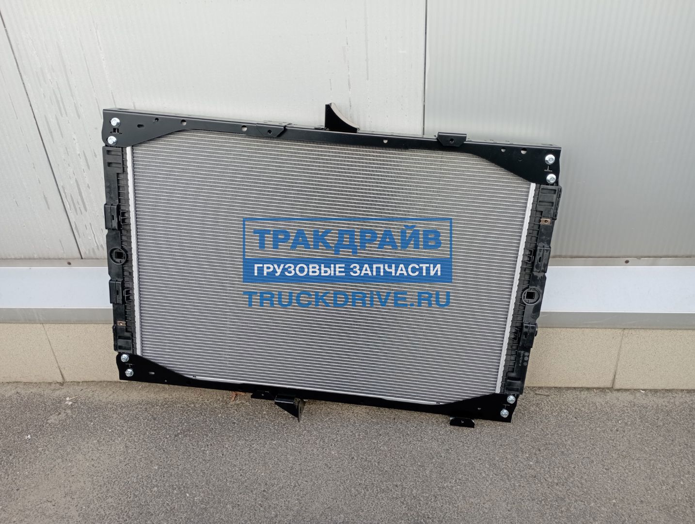 Фото EXOVO 03003E радиатор системы охлаждения для автомобилей ДАФ 95XF 1065x748x40 мм с рамкой  4