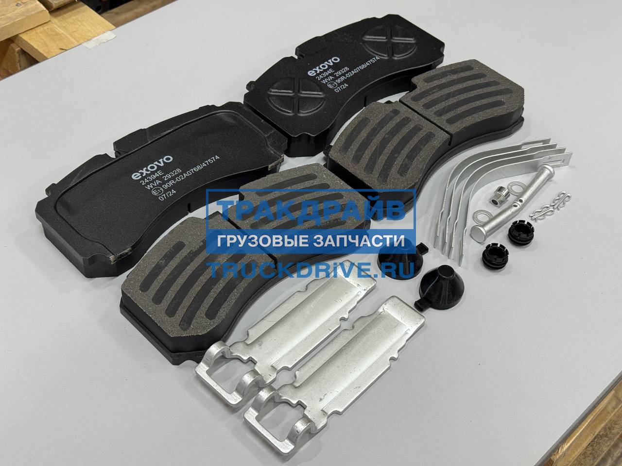 Фото EXOVO 24394E комплект дисковых колодок Schmitz суппорт KB ST7-430