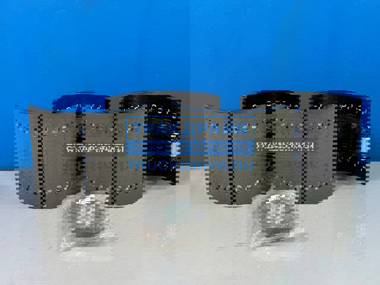 Фото ISF 101400S комплект колодок с накладками 300x200 Gigant (4шт, 2 скобы, 2 пруж)