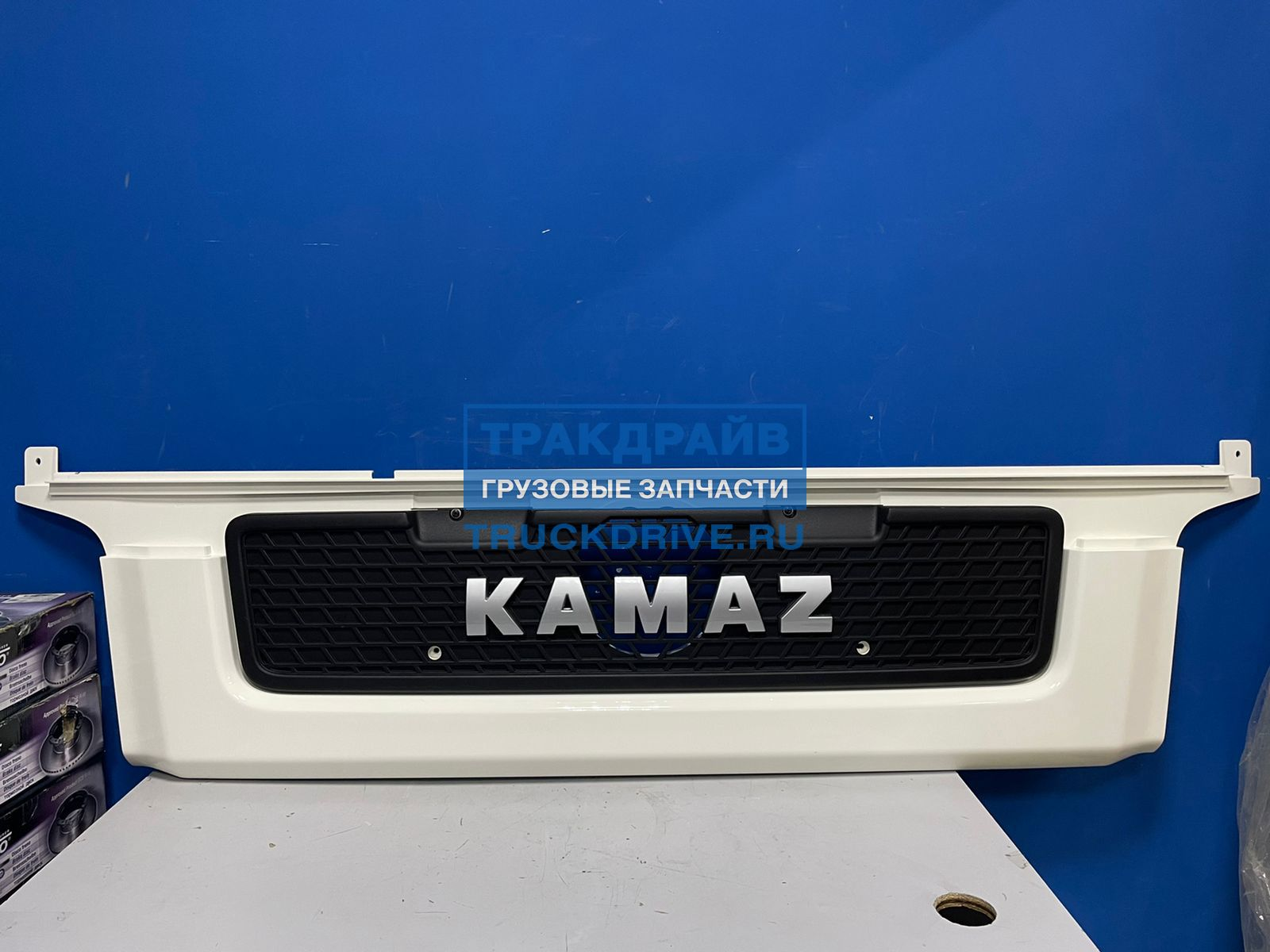 Панель радиатора Камаз 5490 нижняя с логотипом 54908401308 KAMAZ  .