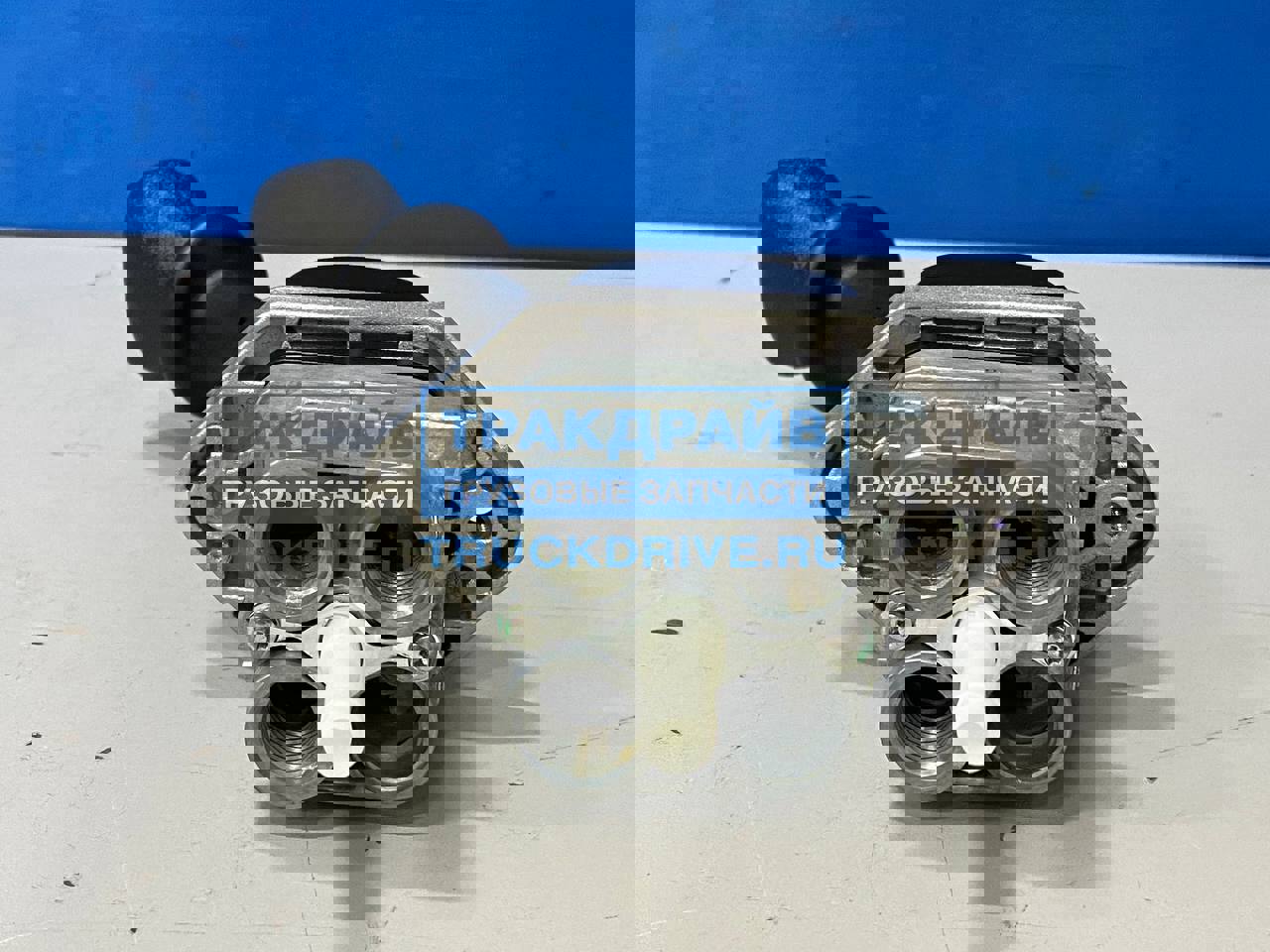 Кран КАМАЗ-5460,-6460,ГАЗ-33104 Валдай стояночного тормоза 3-х контакта ...