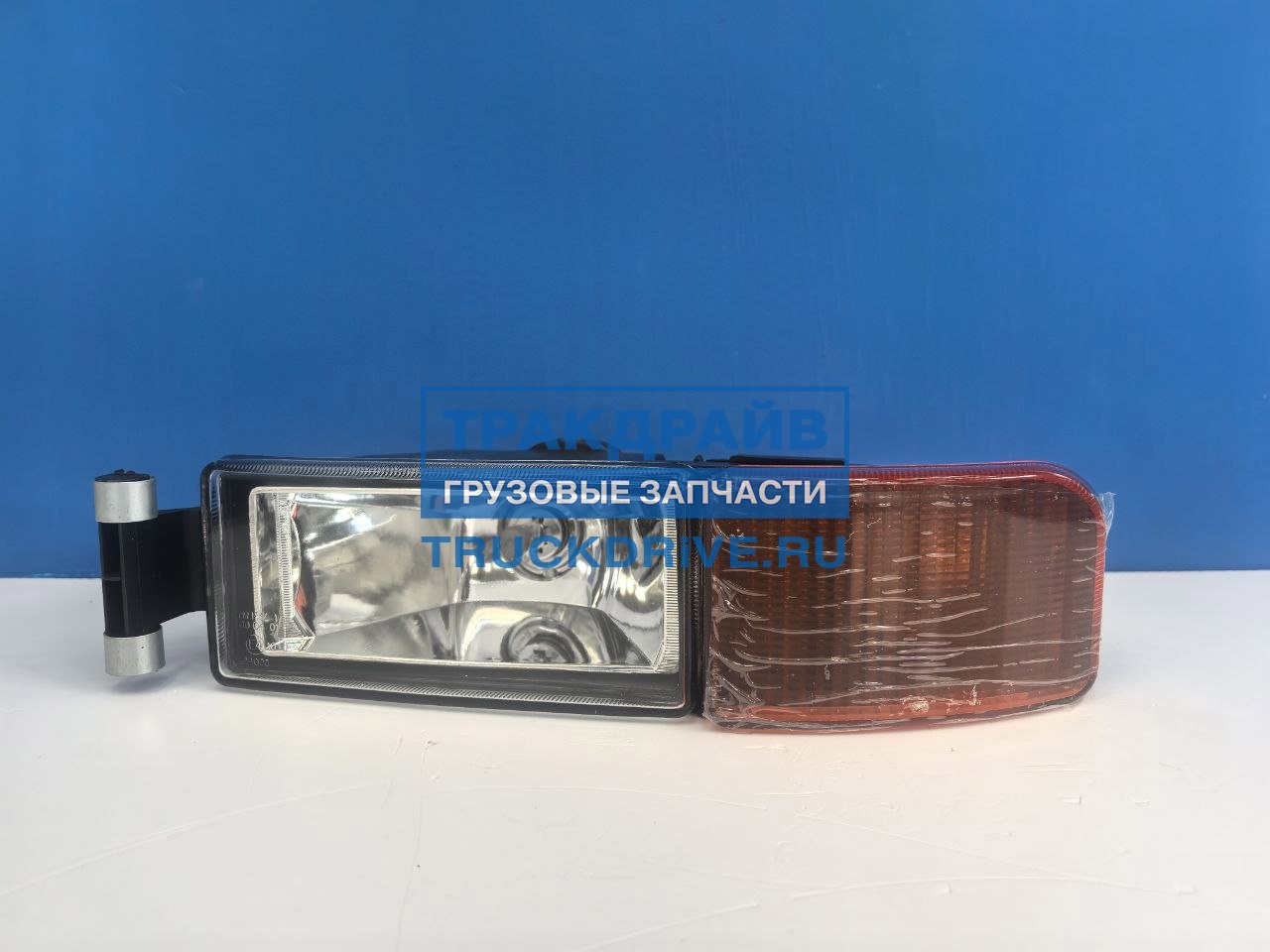 Фото MOVELEX 811W253206002MX фара противотуманная с желтым указателем поворота правая для HOWO T5G