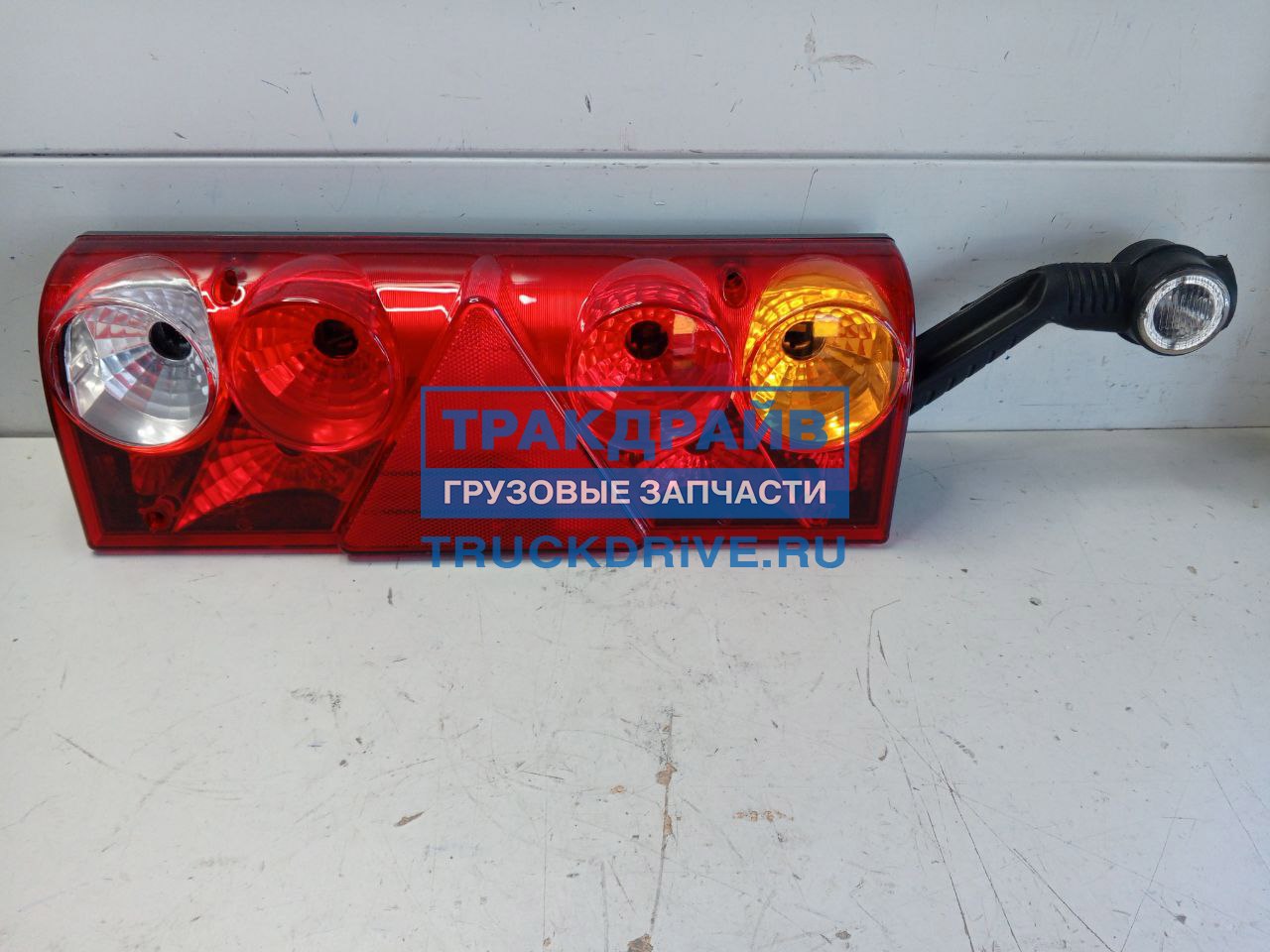 Фото SIMPECO SP42020102 фонарь задний EUROPOINT II c рогом желт. пов разъем AMP правый 