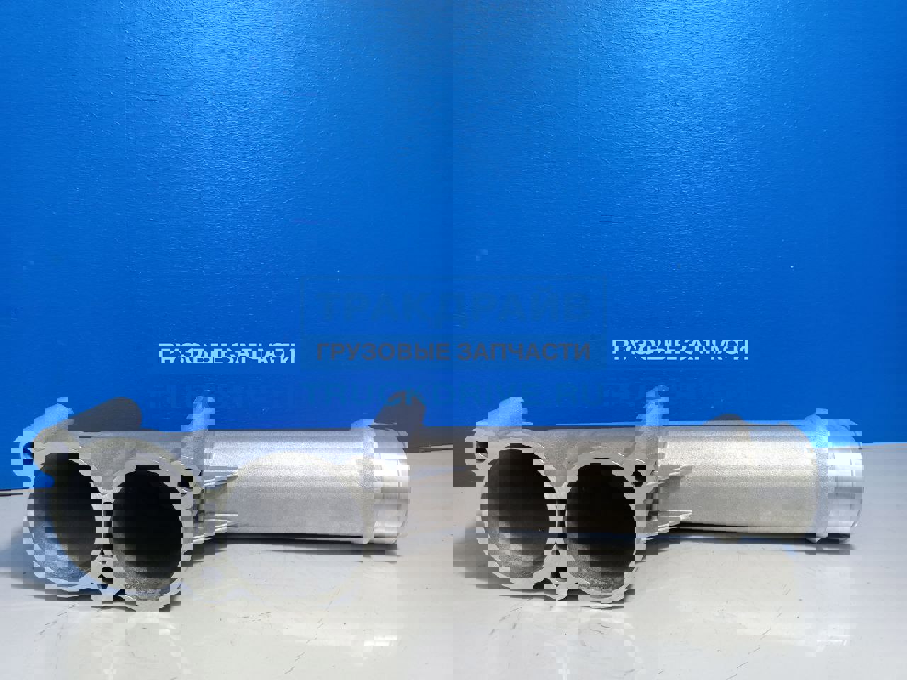 Фото SITRAK 200V063020642 патрубок термостата выпускной металлический для Howo T5G Sitrak C7H с моторами МС11 МС13