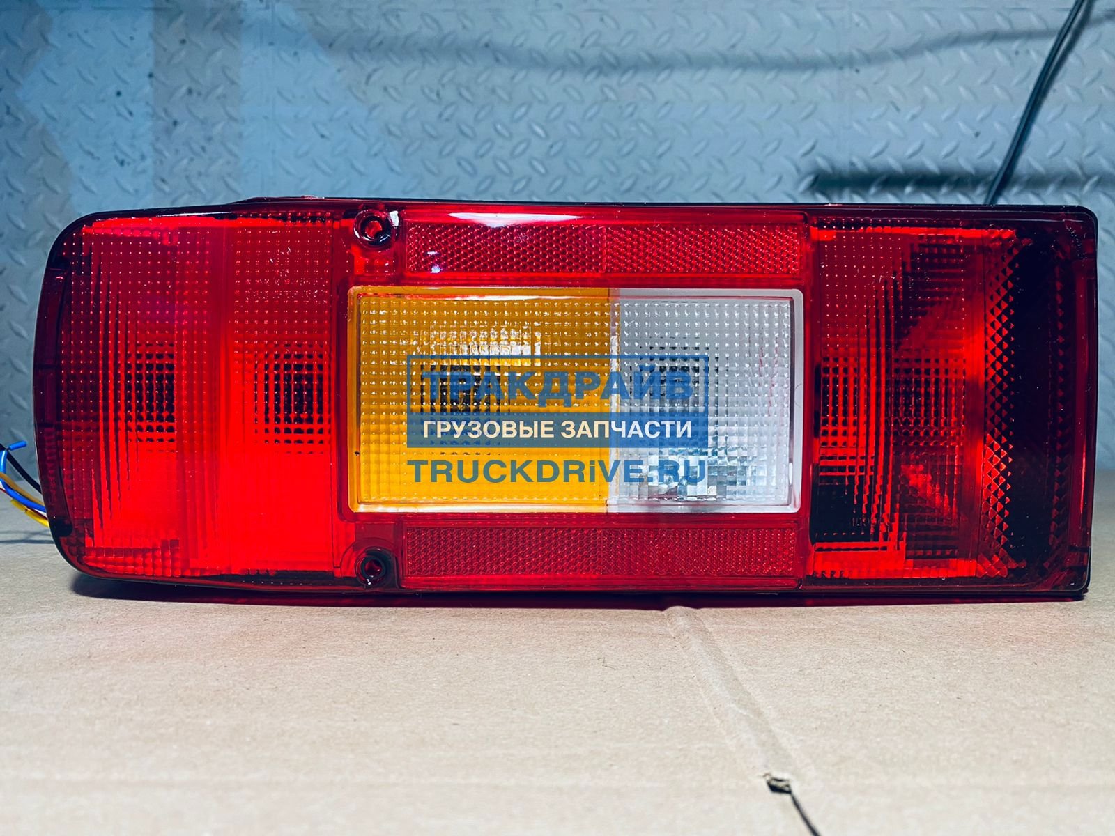 Фонарь volvo fh. Задние фонари Вольво FH 2018. Фонарь правый Volvo FH. Аварийный фонарь Вольво ФШ 4 HELLA.