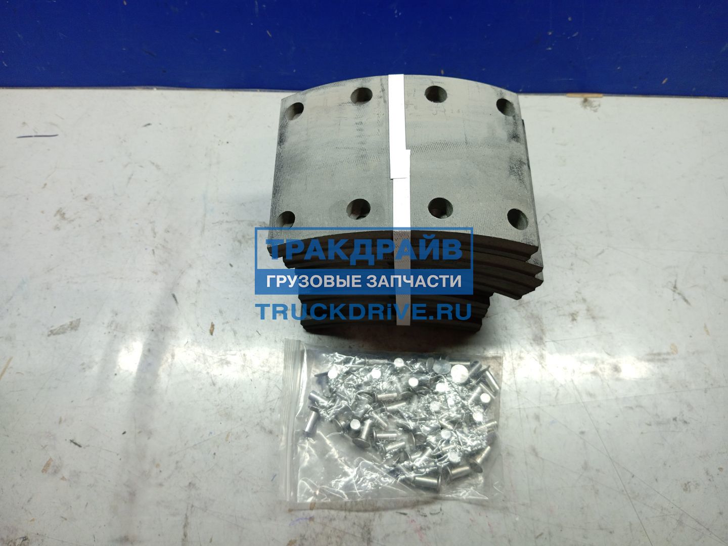 Фото TRIALLI BLT0702 накладка тормозная барабанная для грузовиков КамАЗ 5511 Р/К 8 шт. R1 с закл. (4 дл./4 кор.) 