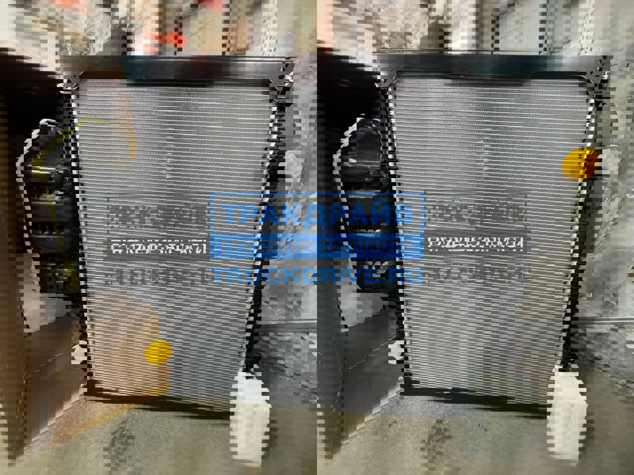 Фото TRUCKMASTER TM6500002 радиатор охлаждения двигателя с рамкой и бачком для Ман Тга 920x920x40 мм