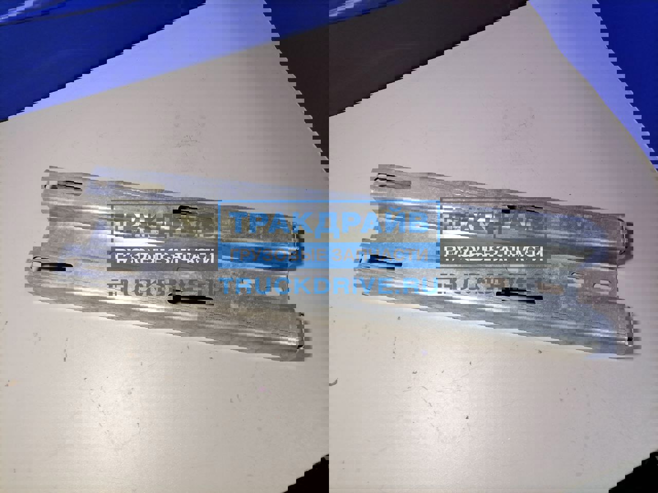 Крепление ящика инструментального и подкрылка прицепа Schmitz T900585 ...