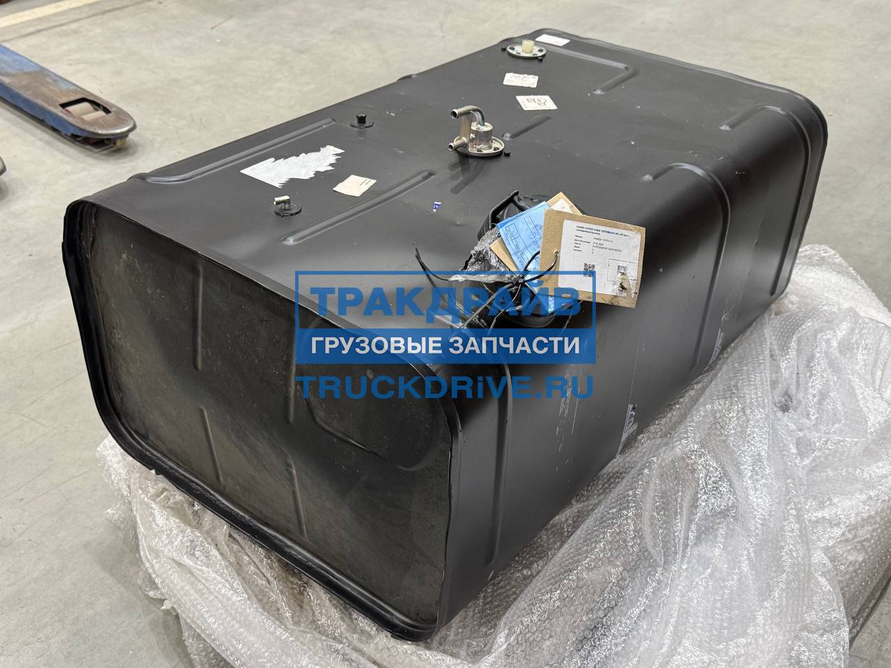 Фото УРАЛ 44202110101010 бак топливный с горловиной в сборе для Урал-4320 300 л